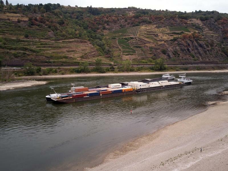Zwei Frachtschiffe helfen, den wegen eines Maschinenschadens auf Höhe der Sandbank „Jungfrauengrund“ liegengebliebenen Schubverband „Arctic Circle“ zu bergen (Luftaufnahme mit einer Drohne). Foto: Thomas Frey/dpa