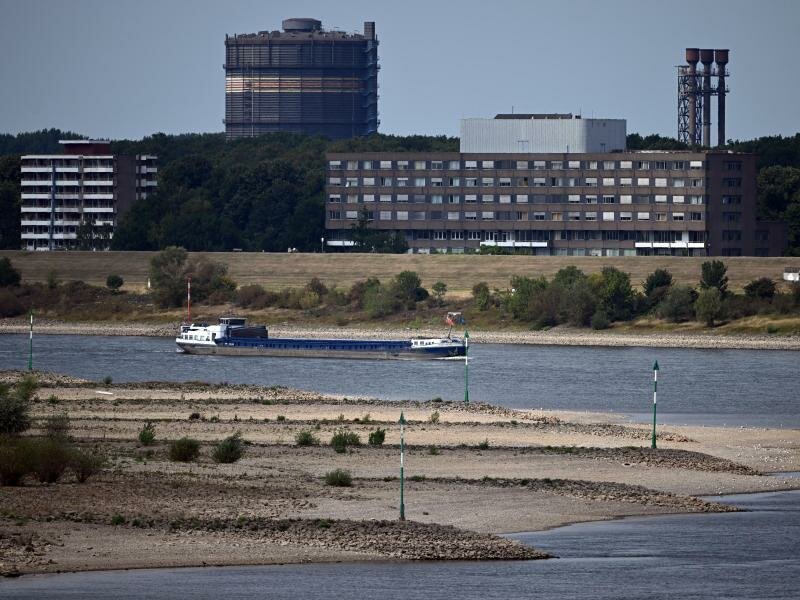 Ein Frachtschiff auf dem Rhein bei Duisburg. Foto: Federico Gambarini/dpa