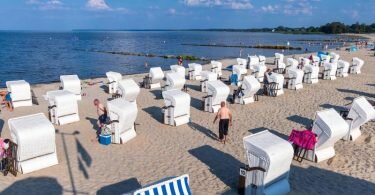 Der Strand am Stettiner Haff. Foto: Jens Büttner/dpa