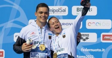 Lou Massenberg und Tina Punzel freuen sich bei der Siegerehrung über die Goldmedaille. Foto: Jokleindl/dpa