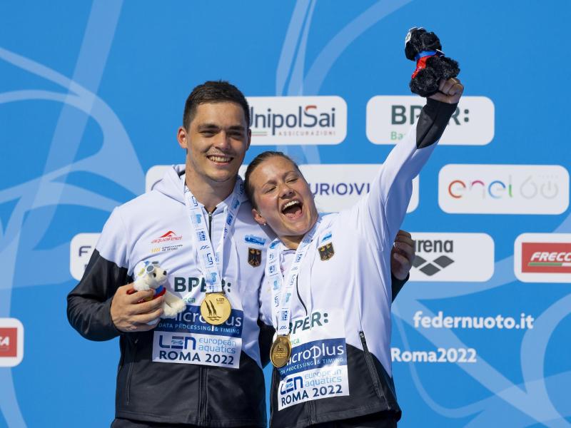 Lou Massenberg und Tina Punzel freuen sich bei der Siegerehrung über die Goldmedaille. Foto: Jokleindl/dpa