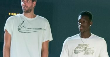 Dirk Nowitzki (l) und Dennis Schröder. Foto: Jörg Carstensen/dpa