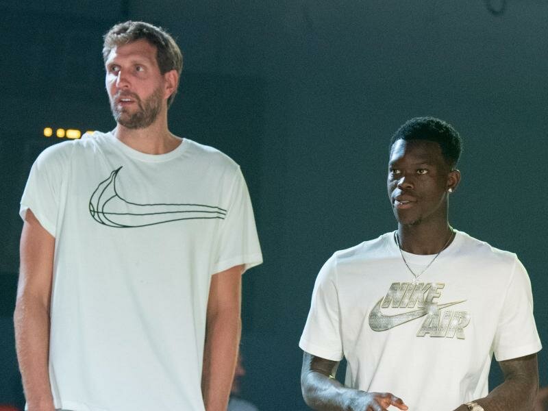Dirk Nowitzki (l) und Dennis Schröder. Foto: Jörg Carstensen/dpa