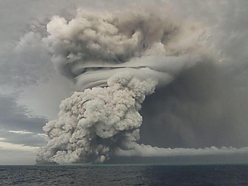 Über dem Vulkan Hunga Ha'apai in Tonga steigt eine große Asche-, Dampf- und Gaswolke bis in eine Höhe von 18-20 km über dem Meeresspiegel auf. Foto: Tonga Geological Services/ZUMA Press Wire Service/dpa
