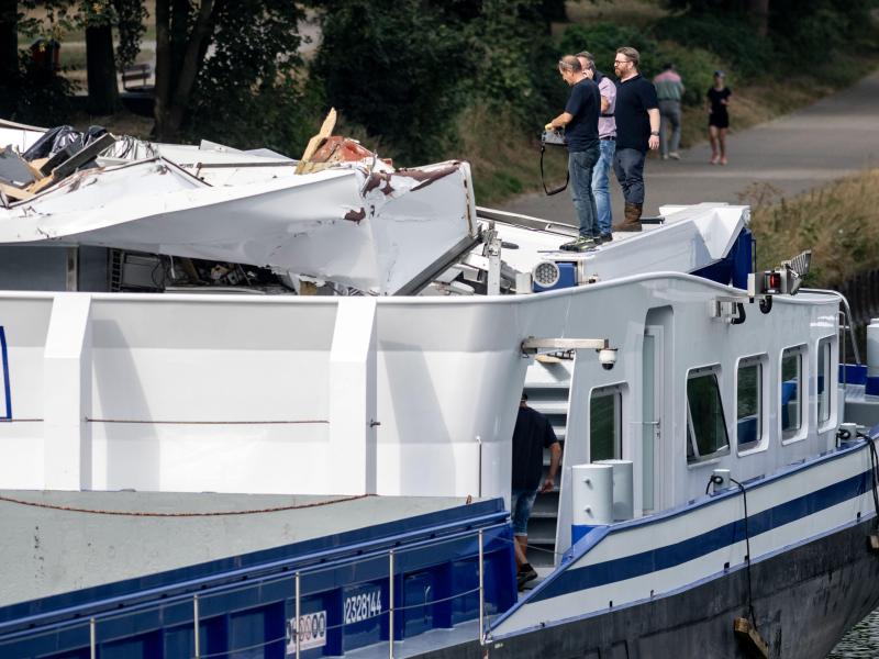Ermittlungen an Bord: Das Führerhaus des Kohleladers wurde beim Crash mit einer Brücke vom Schiffsrumpf abgerissen. Foto: Bernd Thissen/dpa