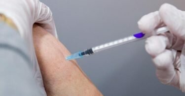 Künftig empfiehlt die Stiko auch Menschen ab 60 einen zweiten Booster gegen das Coronavirus. Foto: Daniel Karmann/dpa