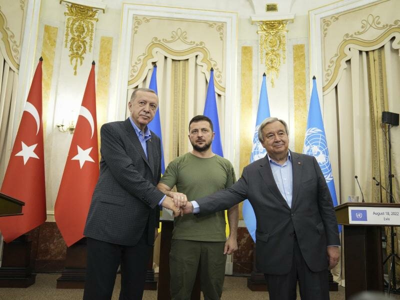 Recep Tayyip Erdogan, Wolodymyr Selenskyj und Antonio Guterres (v.l.n.r.) geben sich nach ihrem Treffen die Hand. Foto: Evgeniy Maloletka/AP/dpa