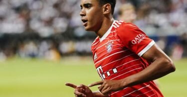 Bayerns Jamal Musiala hat sich eine Zerrung im Adduktorenbereich zugezogen. Foto: Uwe Anspach/dpa