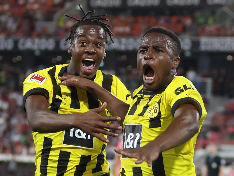 Die Dortmunder Torschützen Youssoufa Moukoko und Jamie Bynoe-Gittens (l) bejubeln gegen den SC Freiburg ein Tor. Foto: Tom Weller/dpa