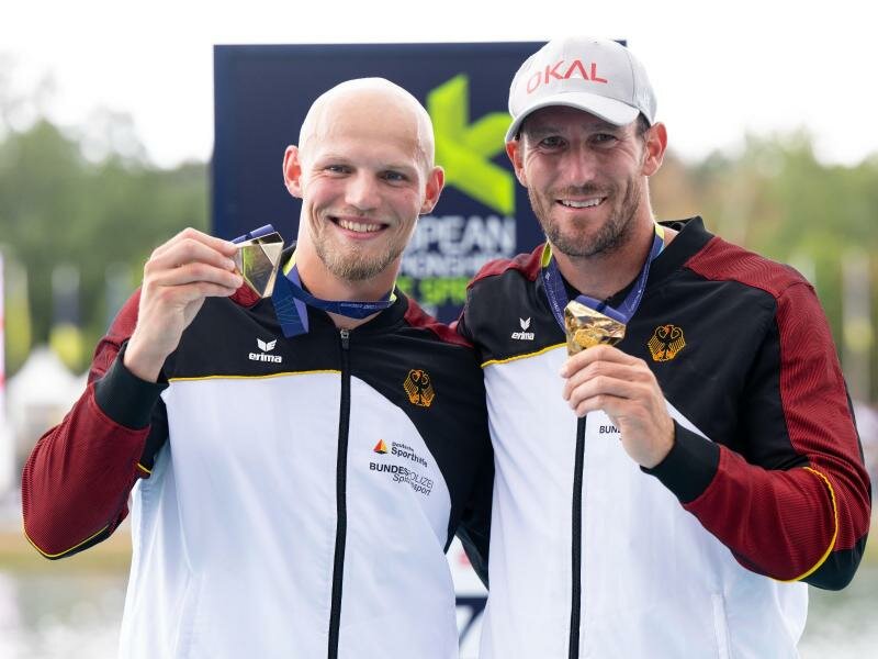 Tim Hecker (l) und Sebastian Brendel aus Deutschland freuen sich bei der Siegerehrung über die Goldmedaille. Foto: Sven Hoppe/dpa