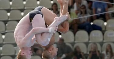 Timo Barthel (r) und Jaden Eikermann konnten Bronze im Synchronspringen vom Turm gewinnen. Foto: Gregorio Borgia/AP/dpa