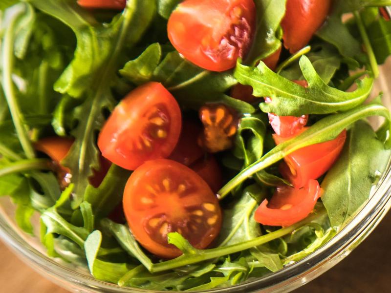 Die würzig-scharfen Rucolablätter schmecken lecker in einem frischen Salat. Foto: Christin Klose/dpa-tmn