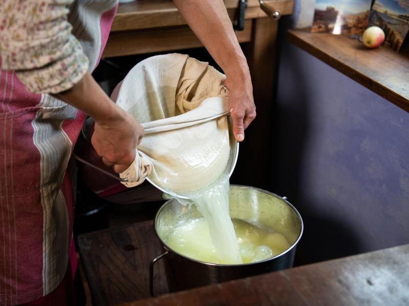 Molke entsteht als Nebenprodukt bei der Käseherstellung, hat aber als solches «Käsewaser» viele wertvolle Qualitäten. Foto: Rainer Jensen/dpa/dpa-tmn