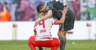 Ein Spieler von Union Berlin tröstet nach dem Sieg der Eisernen RB Leipzigs Willi Orban. Foto: Jan Woitas/dpa