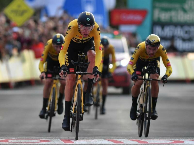 Robert Gesink führt das Team Jumbo-Visma beim Vuelta-Auftakt über den Zielstrich. Foto: Luc Claessen/BELGA/dpa