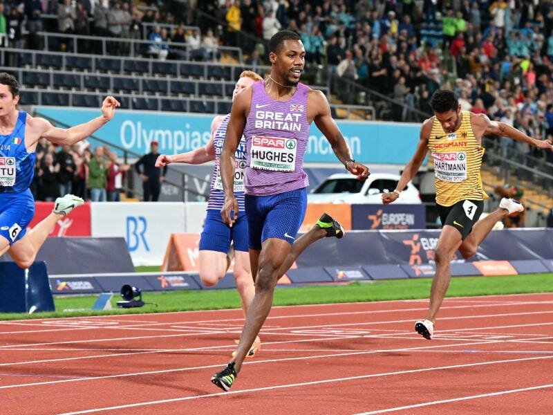 Joshua Hartmann (r) beendet das Finale über 200 Meter als Fünfter. Foto: Sven Hoppe/dpa