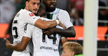 Gladbachs Ramy Bensebaini (l-r), Alassane Plea und und Marcus Thuram feiern das 1:0 per Elfmeter. Foto: Federico Gambarini/dpa