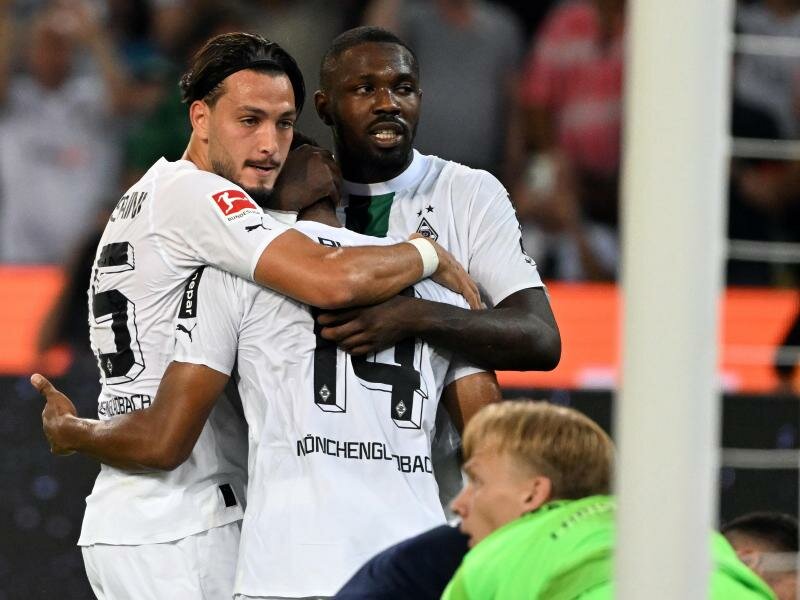 Gladbachs Ramy Bensebaini (l-r), Alassane Plea und und Marcus Thuram feiern das 1:0 per Elfmeter. Foto: Federico Gambarini/dpa