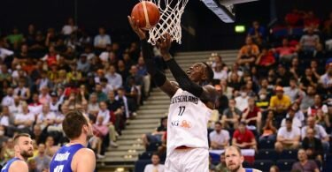 Deutschlands Dennis Schröder legt den Ball in den Korb. Foto: Daniel Bockwoldt/dpa