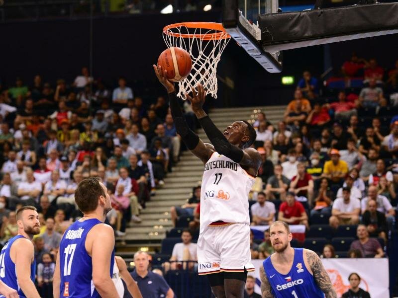 Deutschlands Dennis Schröder legt den Ball in den Korb. Foto: Daniel Bockwoldt/dpa