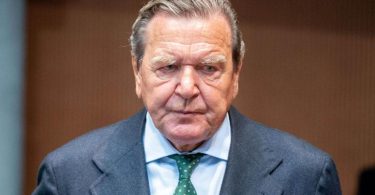 Gerhard Schröder steht wegen seiner Mitarbeit für russische Staatsunternehmen in der Kritik. Foto: Kay Nietfeld/dpa