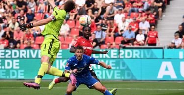 Leverkusens Torwart Lukas Hradecky kann das 0:2 von Hoffenheims Andrej Kramaric (r) nicht verhindern. Foto: Federico Gambarini/dpa