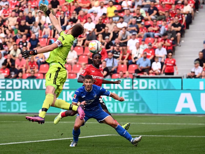Leverkusens Torwart Lukas Hradecky kann das 0:2 von Hoffenheims Andrej Kramaric (r) nicht verhindern. Foto: Federico Gambarini/dpa