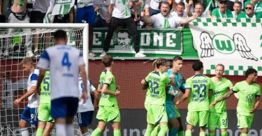 Schalkes Simon Terodde (l) scheitert gleich mit zwei Versuchen vom Elfmeterpunkt an Wolfsburgs Torwart Koen Casteels (M). Foto: Swen Pförtner/dpa