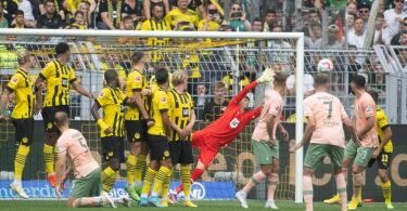 Dortmunds Torwart Gregor Kobel pariert einen Freistoß. Foto: Bernd Thissen/dpa