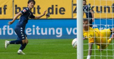 Mainz Jae-Sung Lee erzielt den 2:1-Siegtreffer in Augsburg. Foto: Stefan Puchner/dpa