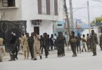 Soldaten patrouillieren auf einer Straße vor dem Hayat-Hotel in Mogadischu. Foto: Farah Abdi Warsameh/AP/dpa