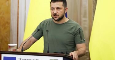 Mit Blick auf ein halbes Jahr Krieg, hat Selenskyj die Ukrainer auf einen harten Kampf eingeschworen. Foto: -/kyodo/dpa