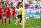 Der Freistoß von Frankfurts Daichi Kamada (nicht im Bild) geht an Kölns Torwart Marvin Schwäbe (r) vorbei zum 1:0 ins Tor. Foto: Arne Dedert/dpa