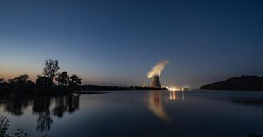 Wasserdampf steigt aus dem Kühlturm des Atomkraftwerks Isar 2 in Bayern. Foto: Armin Weigel/dpa