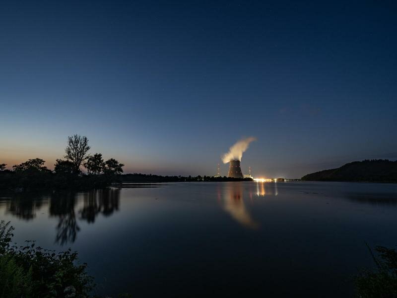 Wasserdampf steigt aus dem Kühlturm des Atomkraftwerks Isar 2 in Bayern. Foto: Armin Weigel/dpa