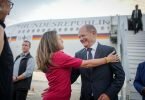 Bundeskanzler Olaf Scholz wird nach der Landung auf dem Flughafen von Montreal von der kanadischen Finanz- und Vize-Premierministerin Chrystia Freeland begrüßt. Foto: Kay Nietfeld/dpa
