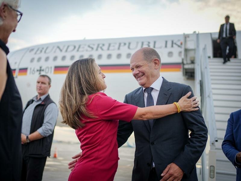 Bundeskanzler Olaf Scholz wird nach der Landung auf dem Flughafen von Montreal von der kanadischen Finanz- und Vize-Premierministerin Chrystia Freeland begrüßt. Foto: Kay Nietfeld/dpa