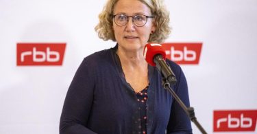 RBB-Verwaltungsratschefin Dorette König gibt ein Pressestatement ab. Foto: Monika Skolimowska/dpa