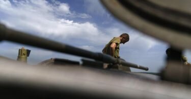 Ein ukrainischer Soldat steht auf einem Panzer in der Region Donezk. Foto: David Goldman/AP/dpa