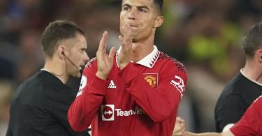 Kam erst sehr spät im Spiel gegen den FC Liverpool zum Einsatz: Cristiano Ronaldo von Manchester United applaudiert nach Abpfiff. Foto: Dave Thompson/AP/dpa