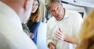 Wirtschaftsminister Robert Habeck spricht auf dem Flug nach Kanada mit Journalisten - ohne Mundschutz. Foto: Kay Nietfeld/dpa