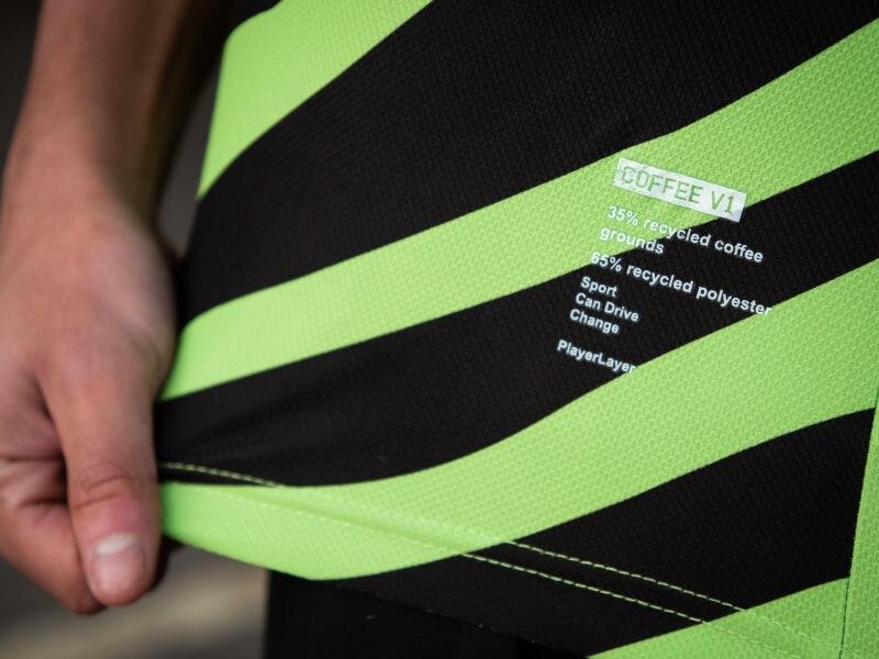 Ein Schriftzug weist die recycelten Materialen aus, aus denen das Trikot der Forest Green Rovers produziert wurde. Foto: Forest Green Rovers/PA Media/dpa