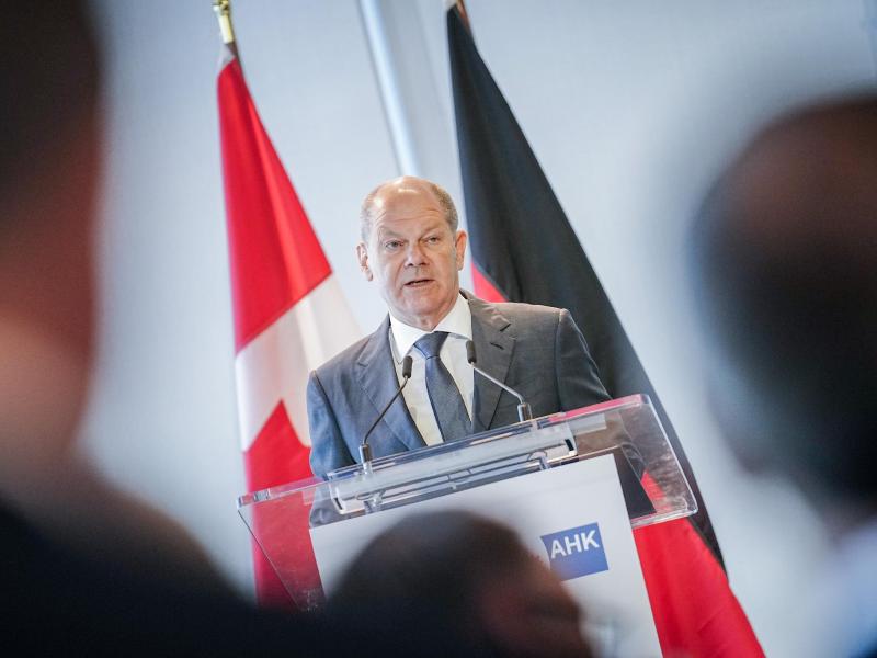 Bundeskanzler Olaf Scholz während einer Rede beim deutsch-kanadischen Wirtschaftsforum in Toronto. Foto: Kay Nietfeld/dpa
