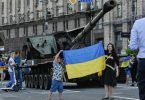Rund sechs Monate nach Beginn der russischen Invasion zelebriert die&nbsp;Ukraine ihren Nationalfeiertag - so wie hier in den Straßen von Kiew. Foto: Sergei Chuzavkov/SOPA Images via ZUMA Press Wire/dpa