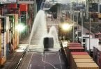Nach einem Chemieunfall im Mühlauhafen kühlt die Feuerwehr einen Container, der mit rund 200 Fässern Hydrosulfit gefüllt ist. Foto: Dieter Leder/dpa
