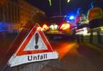 Ein Polizeifahrzeug steht mit Blaulicht auf einer Straße. Die Zahl der Unfälle ist wieder gestiegen. Foto: Patrick Seeger/dpa