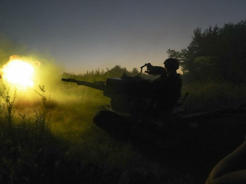 Ukrainische Soldaten feuern aus einem Flugabwehrgeschütz auf russische Stellungen in der Region Charkiw. Foto: Andrii Marienko/AP/dpa