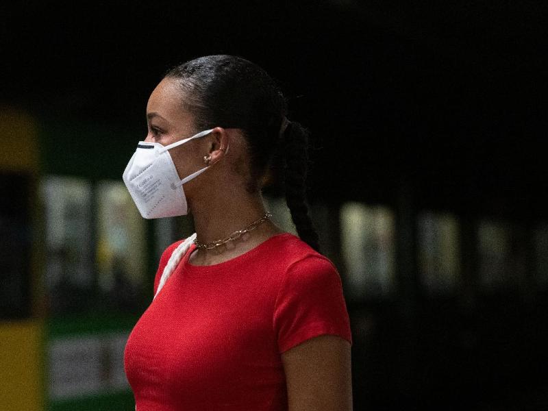Bundesweit soll FFP2-Maskenpflicht in Flugzeugen und Fernzügen, Pflegeheimen und Kliniken gelten. Foto: Marijan Murat/dpa