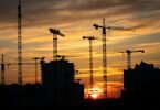Kräne in der Hamburger Hafencity. zeichnen sich im Sonnenuntergang ab. Die deutsche Wirtschaft ist im zweiten Quartal um 0,1 Prozent gewachsen. Foto: Christian Charisius/dpa