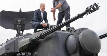 Bundeskanzler Olaf Scholz (l) besucht das Ausbildungsprogramm für ukrainische Soldaten am Flugabwehrkanonenpanzer Gepard. Neben ihm steht Jürgen Schoch, Ausbildungsleiter bei KMW. Foto: Marcus Brandt/dpa